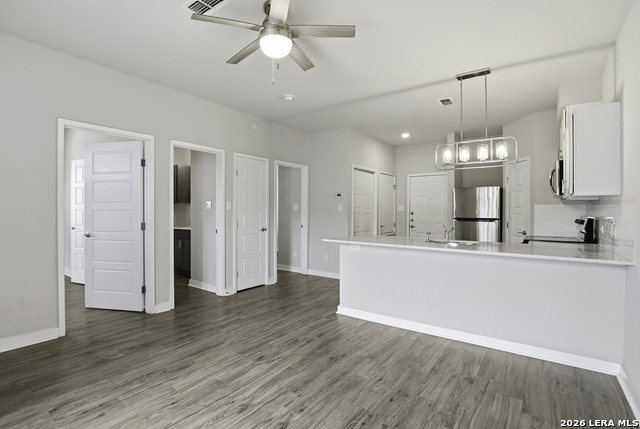 Image 8 of 25 For 711 Frio St S 2104