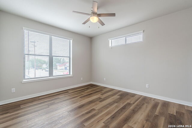 Listing photo id 13 for 711 Frio S 2201