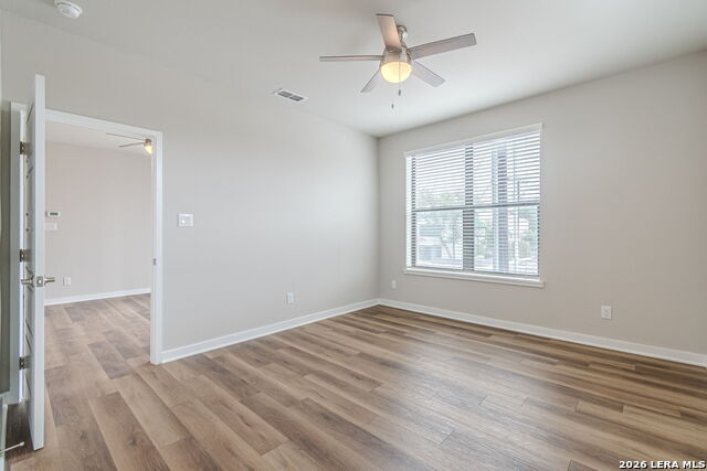 Listing photo id 16 for 711 Frio S 2201