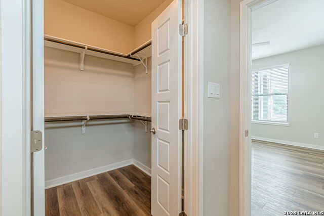 Listing photo id 18 for 711 Frio S 2201