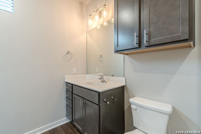 Listing photo id 20 for 711 Frio S 2201