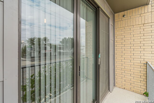 Listing photo id 21 for 711 Frio S 2201