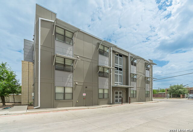 Listing photo id 23 for 711 Frio S 2201