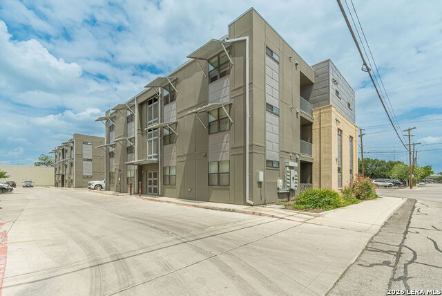 Listing photo id 24 for 711 Frio S 2201