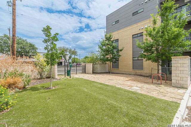 Listing photo id 26 for 711 Frio S 2201