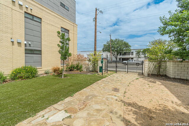 Listing photo id 27 for 711 Frio S 2201