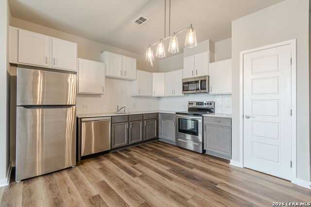 Listing photo id 2 for 711 Frio S 2201