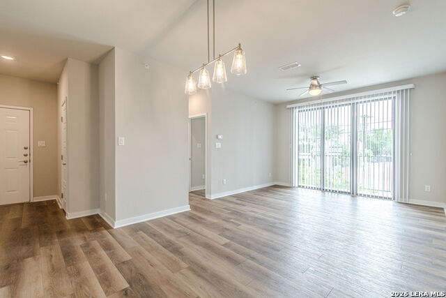 Listing photo id 3 for 711 Frio S 2201