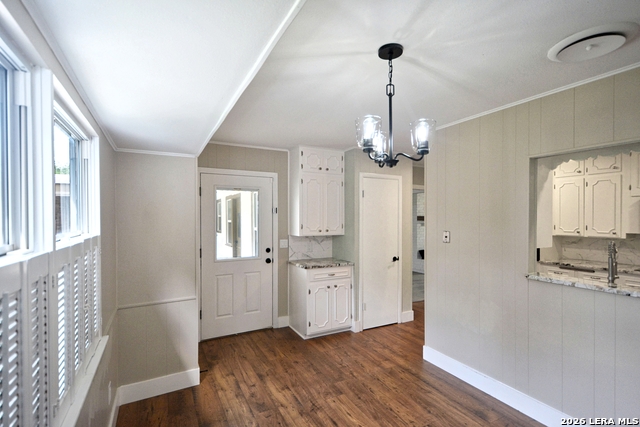 Image 16 of 47 For 671 Merriweather St W