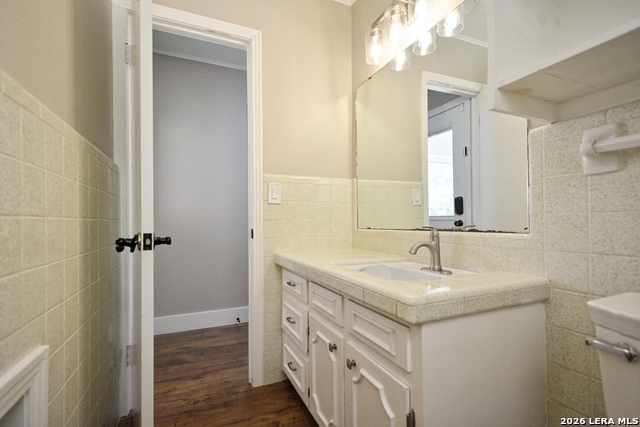 Image 21 of 47 For 671 Merriweather St W