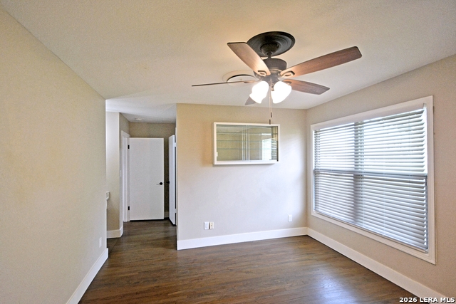 Image 29 of 47 For 671 Merriweather St W