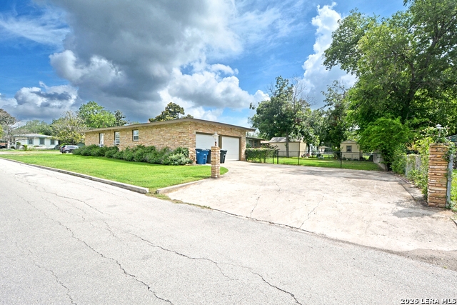 Image 44 of 47 For 671 Merriweather St W