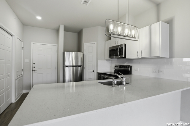 Image 3 of 25 For 711 Frio S 1203