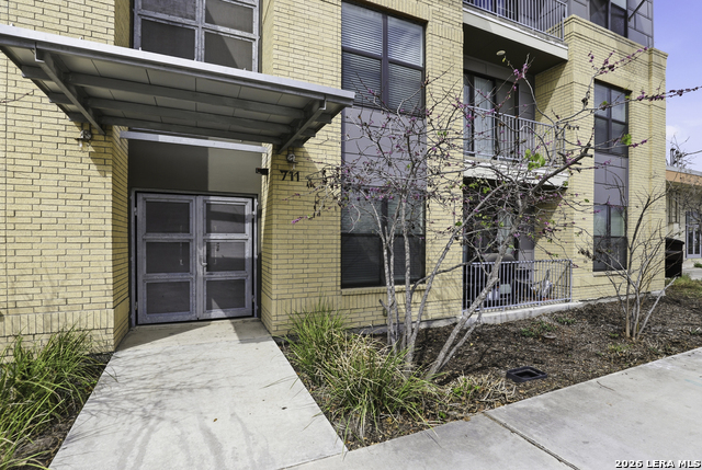 Image 22 of 25 For 711 Frio S 2303