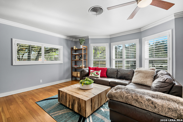 Listing photo id 9 for 203 Laramie Dr