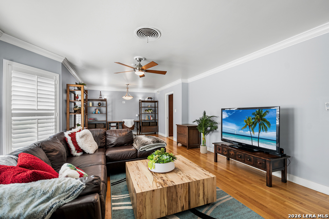 Listing photo id 10 for 203 Laramie Dr