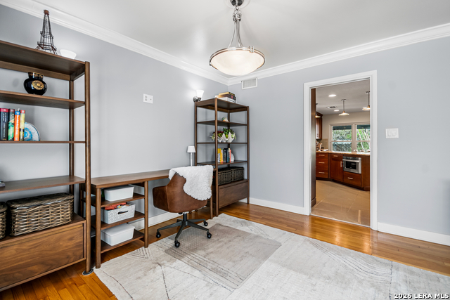 Listing photo id 13 for 203 Laramie Dr