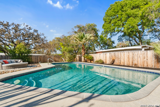 Listing photo id 0 for 203 Laramie Dr