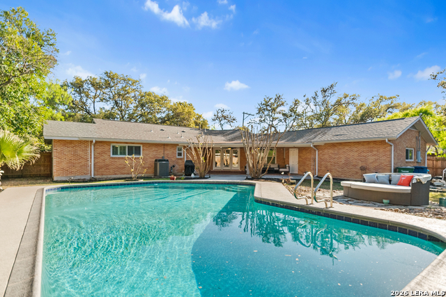 Listing photo id 1 for 203 Laramie Dr