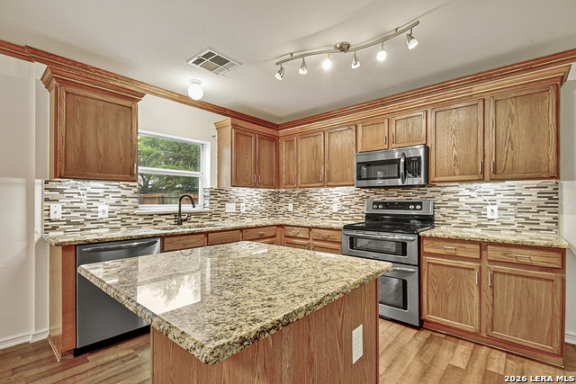 Listing photo id 9 for 3115 Arkansas Oak