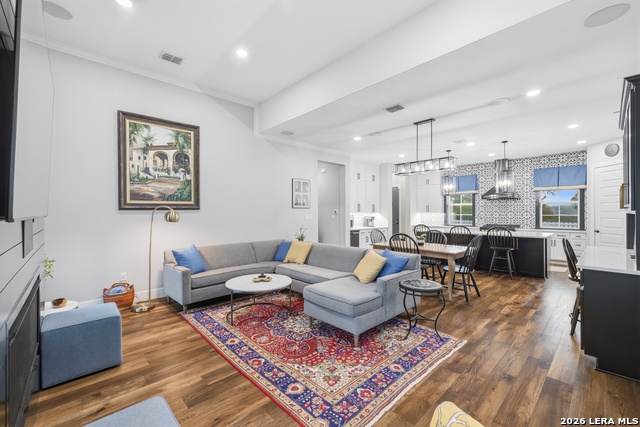 Image 18 of 77 For 2551 Lakeshore Dr