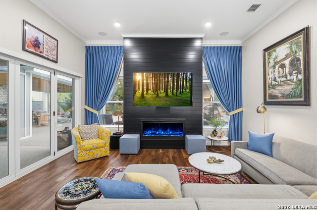 Image 19 of 77 For 2551 Lakeshore Dr