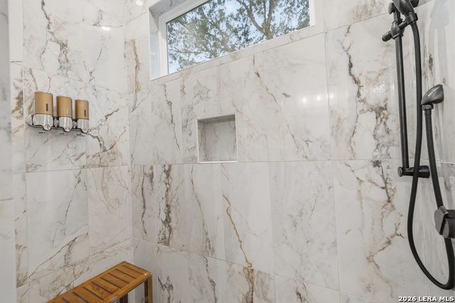 Image 26 of 77 For 2551 Lakeshore Dr