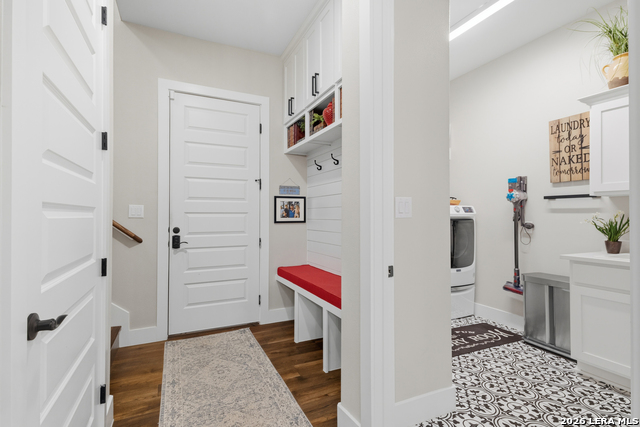 Image 32 of 77 For 2551 Lakeshore Dr