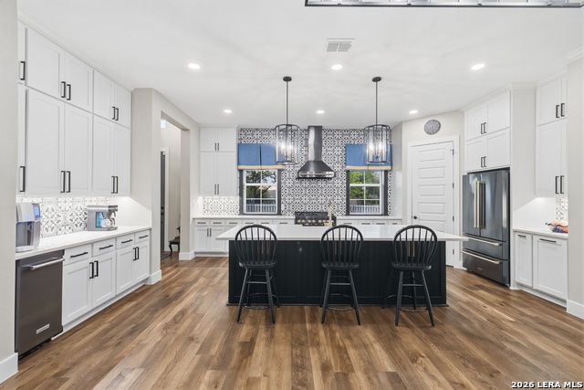 Image 7 of 77 For 2551 Lakeshore Dr