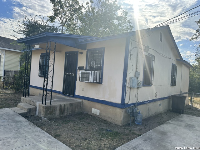 Image 2 of 11 For 515 Clark  