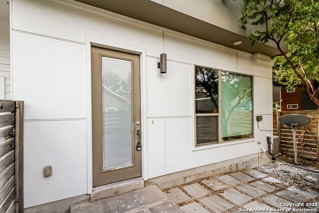 Image 3 of 26 For 262 East Cevallos