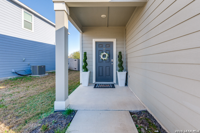 Listing photo id 2 for 5628 Pearl Meadow