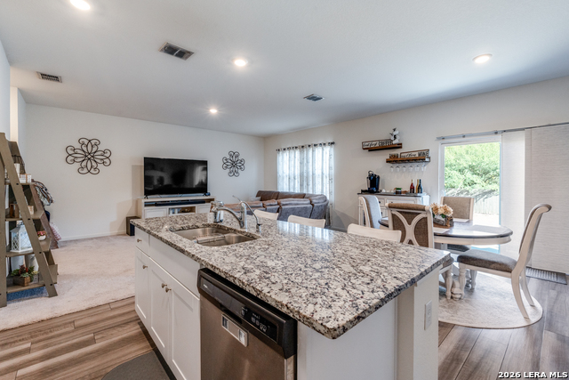 Listing photo id 7 for 5628 Pearl Meadow