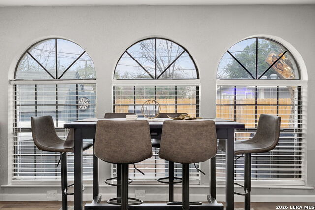 Image 19 of 37 For 607 Redcliff Dr