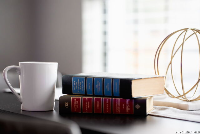 Image 22 of 37 For 607 Redcliff Dr