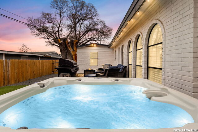 Image 25 of 37 For 607 Redcliff Dr