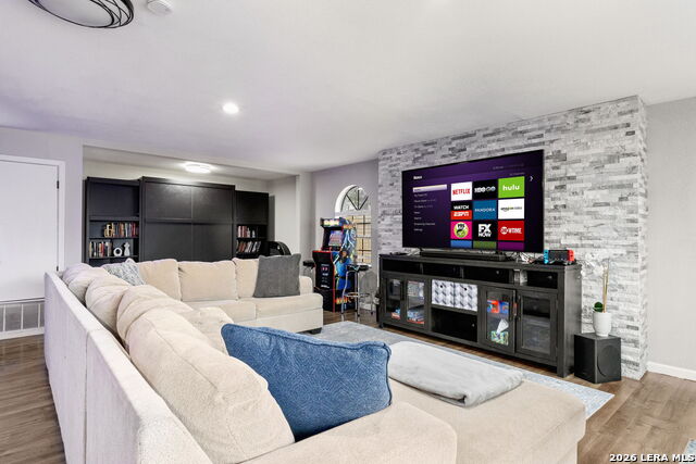 Image 29 of 37 For 607 Redcliff Dr