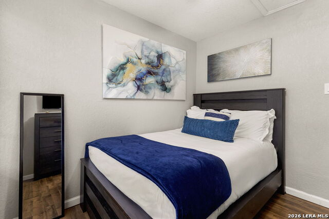 Image 7 of 37 For 607 Redcliff Dr