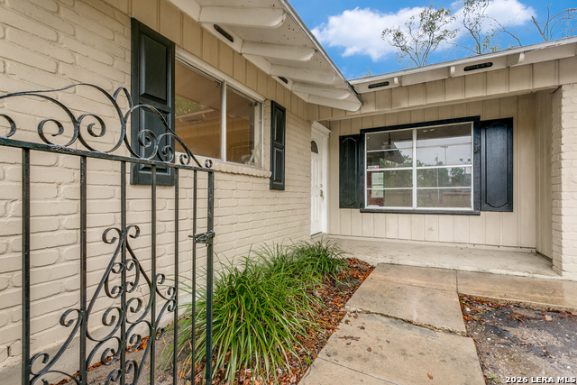 Image 4 of 35 For 622 Trafalgar Rd