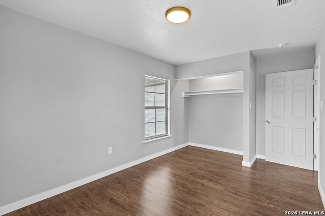 Image 18 of 26 For 127 Zerrcliff Ln