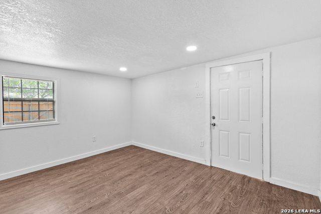 Image 21 of 26 For 127 Zerrcliff Ln