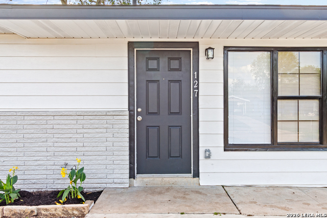 Image 3 of 26 For 127 Zerrcliff Ln