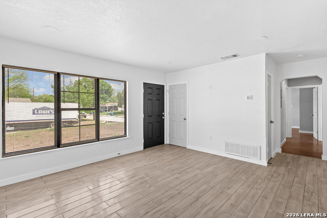 Image 4 of 26 For 127 Zerrcliff Ln