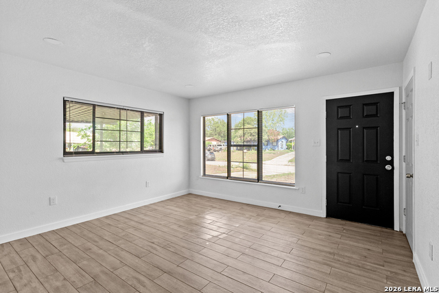 Image 5 of 26 For 127 Zerrcliff Ln