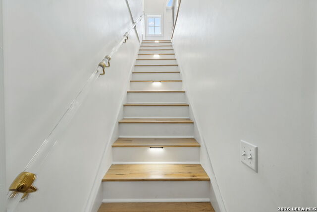 Image 18 of 24 For 321 Dewey Pl E