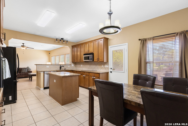 Image 17 of 36 For 823 Creek Pebble