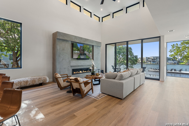 Image 11 of 32 For 613 Lake St  