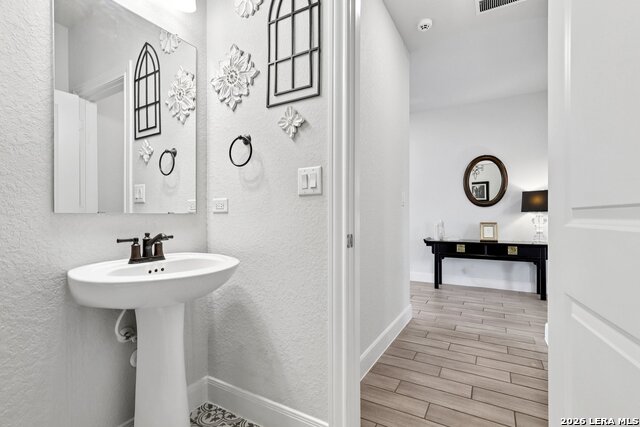 Image 8 of 57 For 25330 Donahue