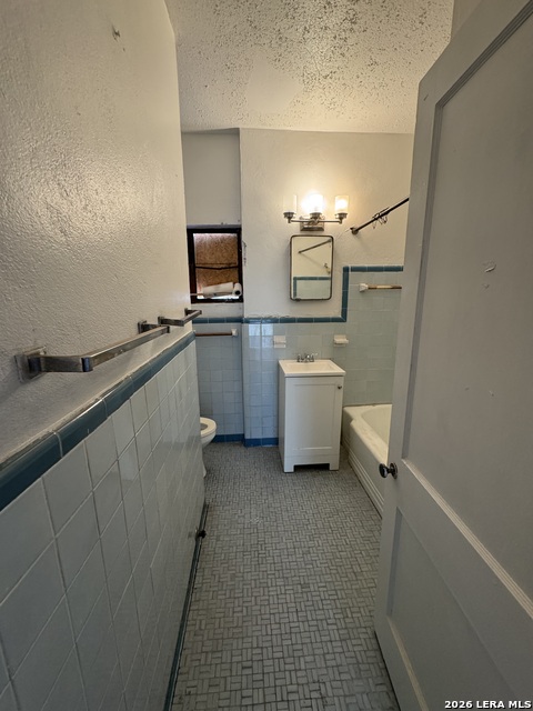 Image 5 of 7 For 560 Lynwood W