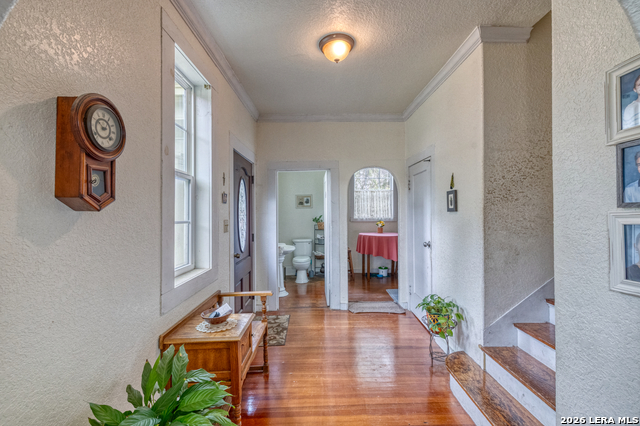 Image 10 of 47 For 218 Leona St W